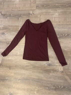 White House Black Market Women's Long Sleeve Fitted V-Neck Top - Wine Burgundy